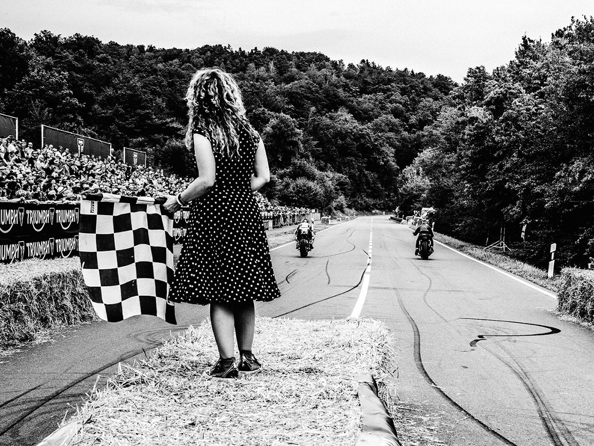 Essenza 國際摩托車賽品牌VI設(shè)計(jì)欣賞 Essenza 國際摩托車賽品牌形象設(shè)計(jì)欣賞,摩托Essenza 國際摩托車賽品牌VI設(shè)計(jì)欣賞,摩托車文化,摩托車賽視覺識別設(shè)計(jì),摩托車賽品牌形象設(shè)計(jì),深圳VI設(shè)計(jì),左右格局