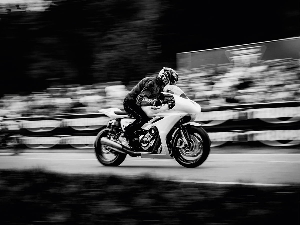 Essenza 國際摩托車賽品牌VI設(shè)計(jì)欣賞 Essenza 國際摩托車賽品牌VI設(shè)計(jì)欣賞,摩托車文化,摩托車賽視覺識別設(shè)計(jì),摩托車賽品牌形象設(shè)計(jì),深圳VI設(shè)計(jì),左右格局