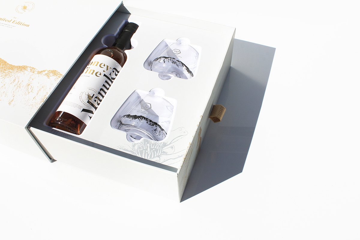 MānukaHoney蜂蜜風(fēng)味葡萄酒品牌包裝設(shè)計(jì)欣賞，葡萄酒品牌，酒品牌設(shè)計(jì)，酒品牌策劃，酒品牌全案策劃，酒品牌形象塑造，深圳品牌設(shè)計(jì)，深圳品牌策劃，深圳品牌全案策劃，深圳品牌形象塑造，左右格局    