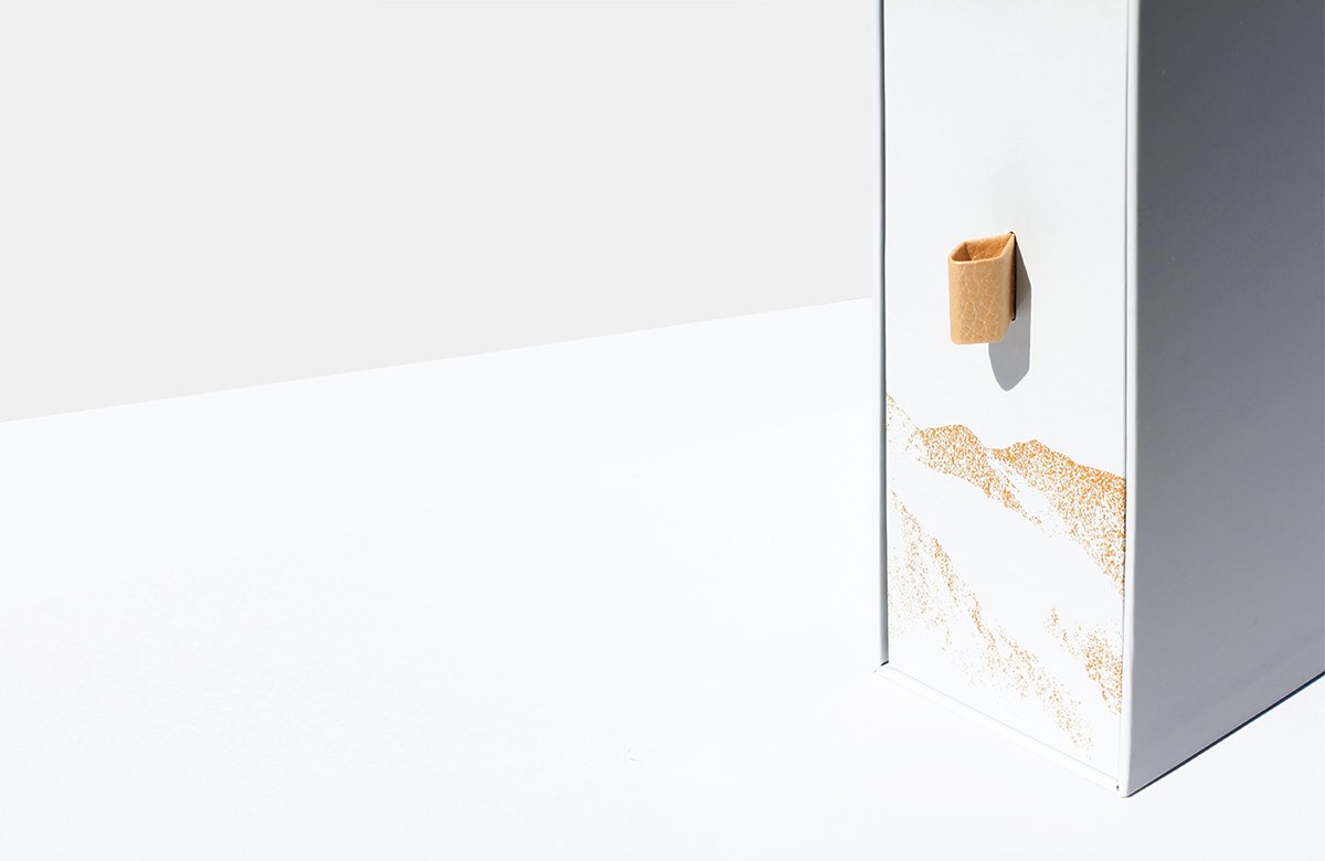 MānukaHoney蜂蜜風(fēng)味葡萄酒品牌包裝設(shè)計(jì)欣賞，葡萄酒品牌，酒品牌設(shè)計(jì)，酒品牌策劃，酒品牌全案策劃，酒品牌形象塑造，深圳品牌設(shè)計(jì)，深圳品牌策劃，深圳品牌全案策劃，深圳品牌形象塑造，左右格局    