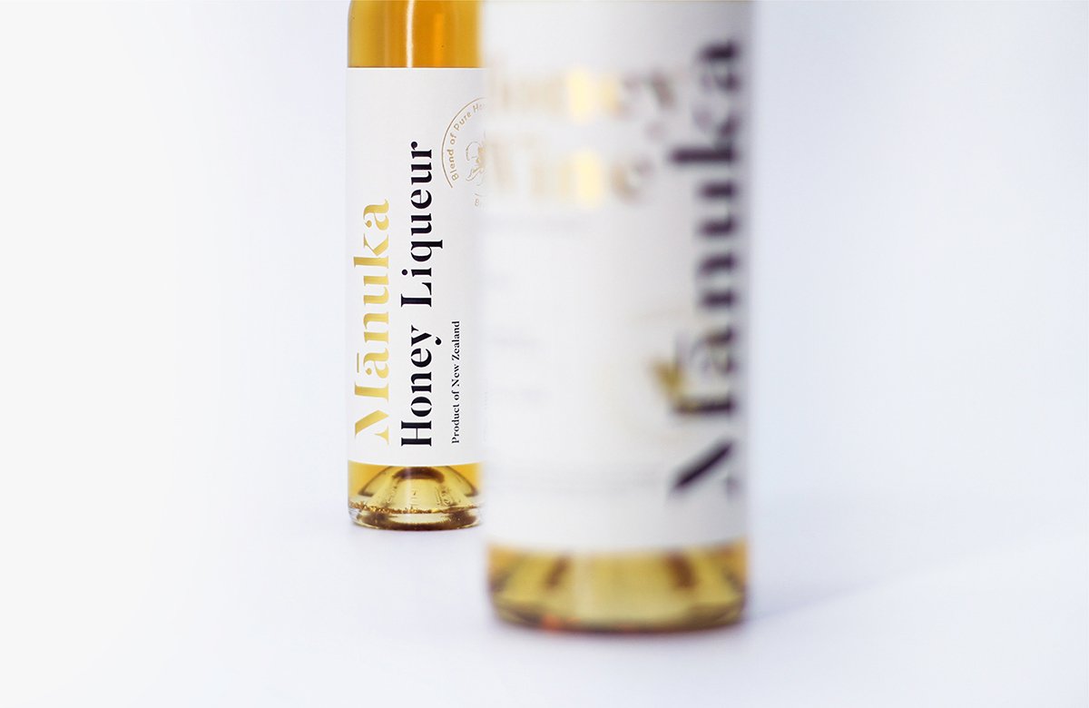 MānukaHoney蜂蜜風(fēng)味葡萄酒品牌包裝設(shè)計(jì)欣賞，葡萄酒品牌，酒品牌設(shè)計(jì)，酒品牌策劃，酒品牌全案策劃，酒品牌形象塑造，深圳品牌設(shè)計(jì)，深圳品牌策劃，深圳品牌全案策劃，深圳品牌形象塑造，左右格局