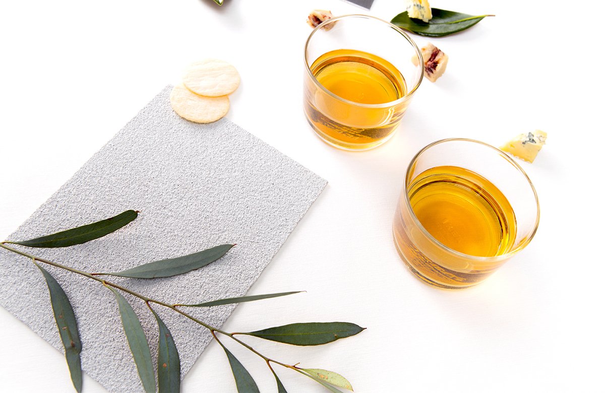 MānukaHoney蜂蜜風(fēng)味葡萄酒品牌包裝設(shè)計(jì)欣賞，葡萄酒品牌，酒品牌設(shè)計(jì)，酒品牌策劃，酒品牌全案策劃，酒品牌形象塑造，深圳品牌設(shè)計(jì)，深圳品牌策劃，深圳品牌全案策劃，深圳品牌形象塑造，左右格局    