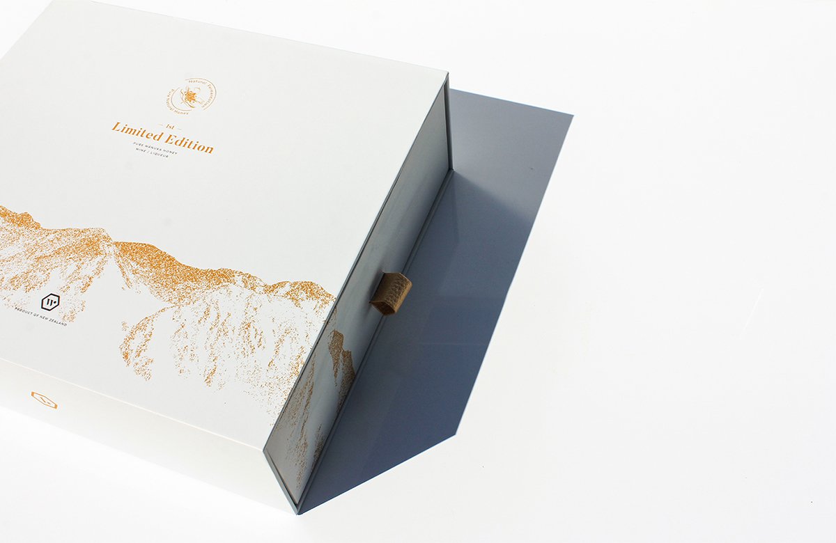 MānukaHoney蜂蜜風(fēng)味葡萄酒品牌包裝設(shè)計(jì)欣賞，葡萄酒品牌，酒品牌設(shè)計(jì)，酒品牌策劃，酒品牌全案策劃，酒品牌形象塑造，深圳品牌設(shè)計(jì)，深圳品牌策劃，深圳品牌全案策劃，深圳品牌形象塑造，左右格局    