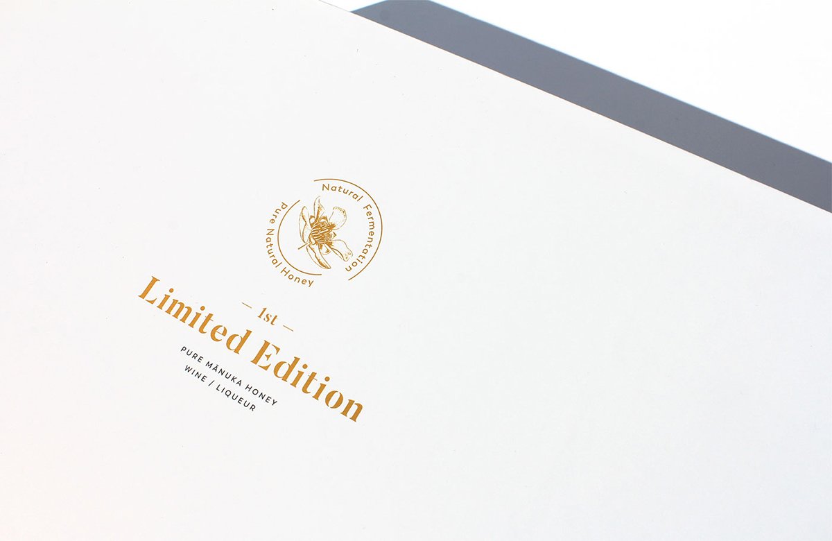 MānukaHoney蜂蜜風(fēng)味葡萄酒品牌包裝設(shè)計(jì)欣賞，葡萄酒品牌，酒品牌設(shè)計(jì)，酒品牌策劃，酒品牌全案策劃，酒品牌形象塑造，深圳品牌設(shè)計(jì)，深圳品牌策劃，深圳品牌全案策劃，深圳品牌形象塑造，左右格局    