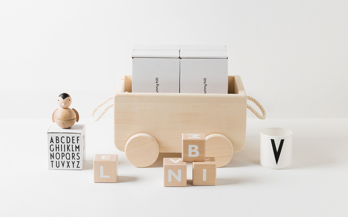 “兔寶寶山”兒童玩具品牌vi設(shè)計(jì)和網(wǎng)站設(shè)計(jì)欣賞，家居vi設(shè)計(jì)，深圳vi設(shè)計(jì)，網(wǎng)站設(shè)計(jì)，左右格局